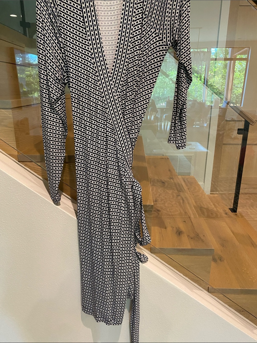 Banana Republic Navy and White Chain-Pattern wrap dress - Picture 4 of 5
